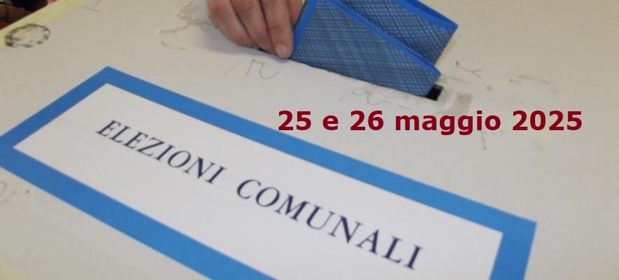 Urna elettorale con la scritta Elezioni Comunali, date 25 e 26 maggio 2025, mano inserisce scheda.