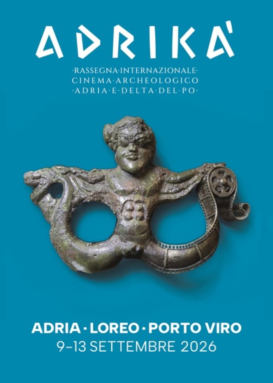 Locandina blu con maschera antica per la Rassegna ADRIKA' di cinema archeologico a Porto Viro, settembre 2026.